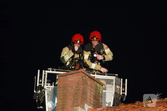 Brandweer veegt schoorsteen na brandmelding