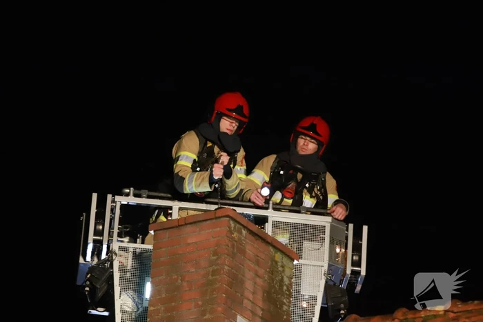 Brandweer veegt schoorsteen na brandmelding