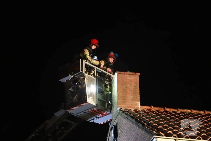 Brandweer veegt schoorsteen na brandmelding