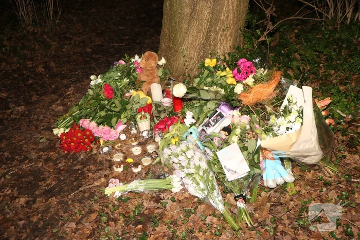 Bloemen en knuffels neergelegd voor overleden meisje