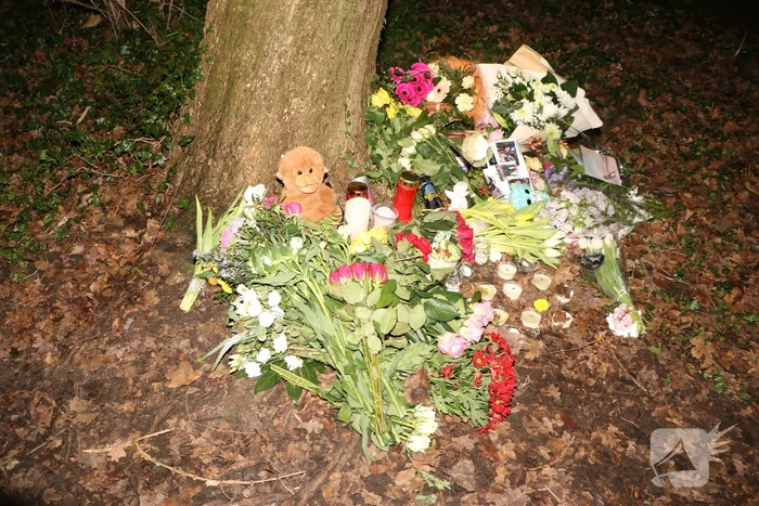 Bloemen en knuffels neergelegd voor overleden meisje
