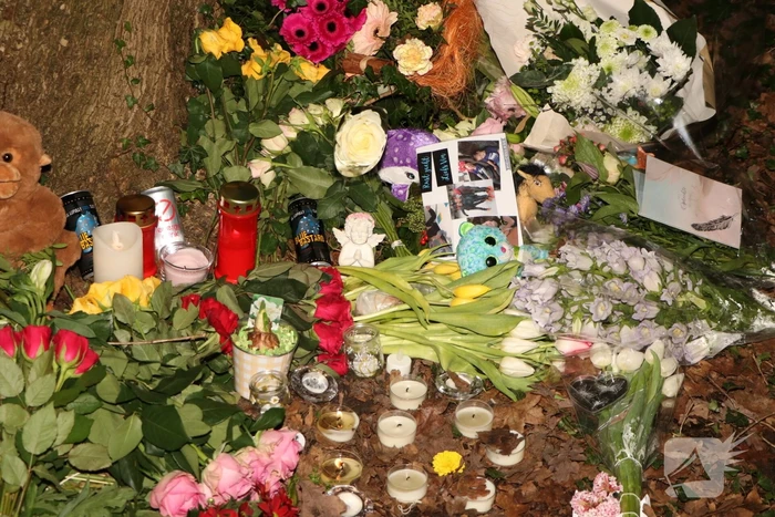 Bloemen en knuffels neergelegd voor overleden meisje