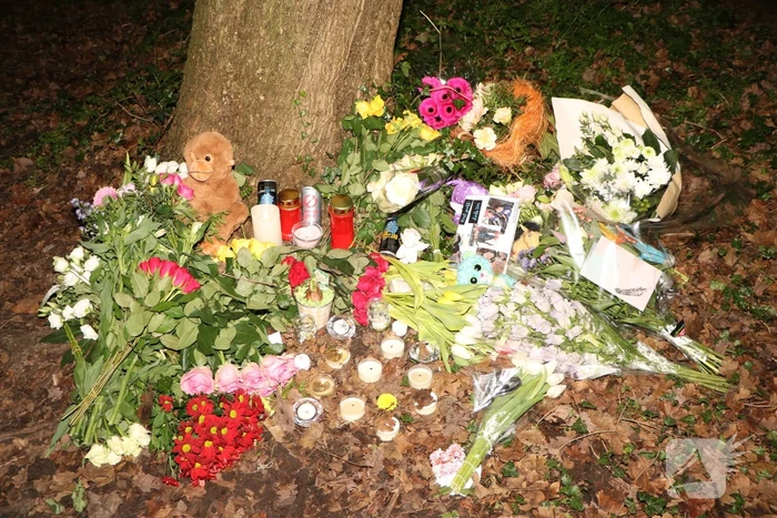 Bloemen en knuffels neergelegd voor overleden meisje