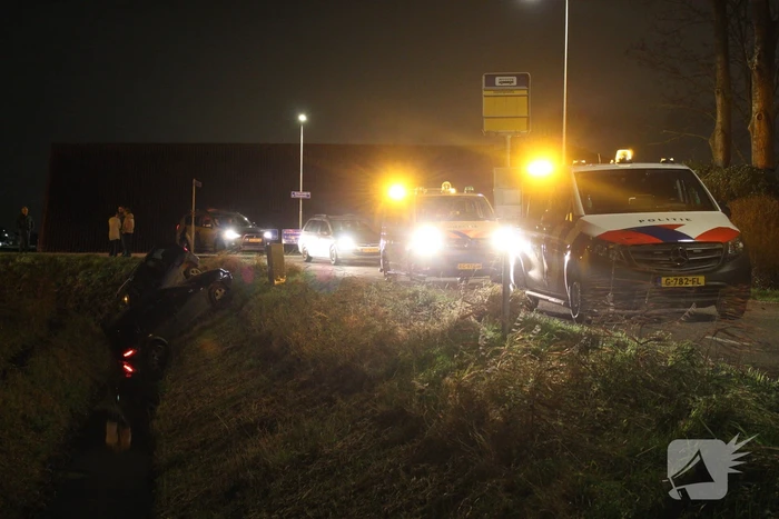Twee auto's in de sloot na ongeval