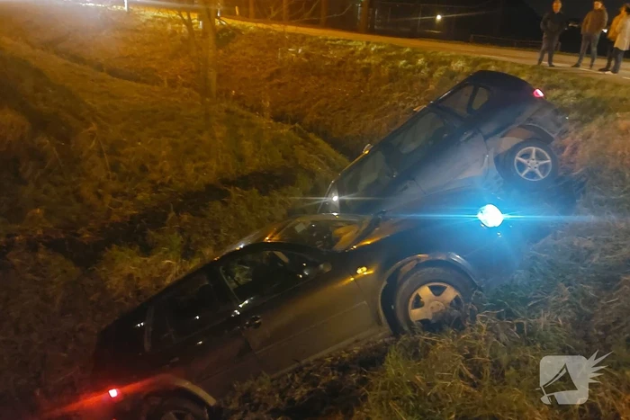 Twee auto's in de sloot na ongeval