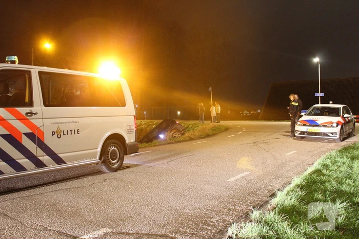Twee auto's in de sloot na ongeval