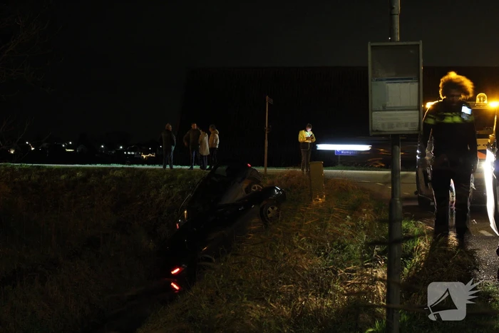 Twee auto's in de sloot na ongeval