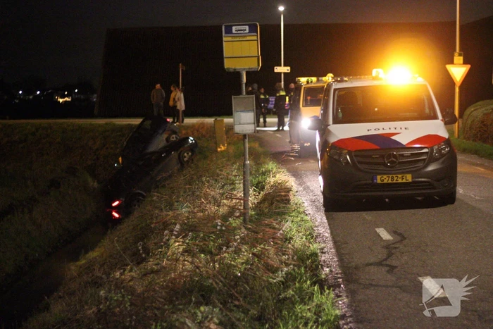 Twee auto's in de sloot na ongeval