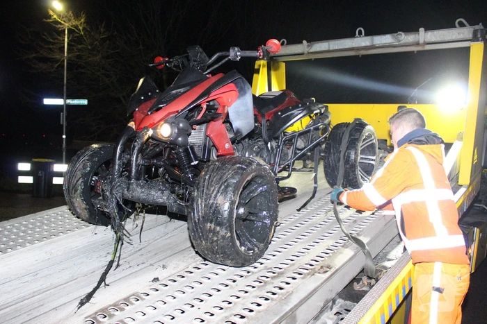 Quad rijdt door hekwerk en belandt in sloot