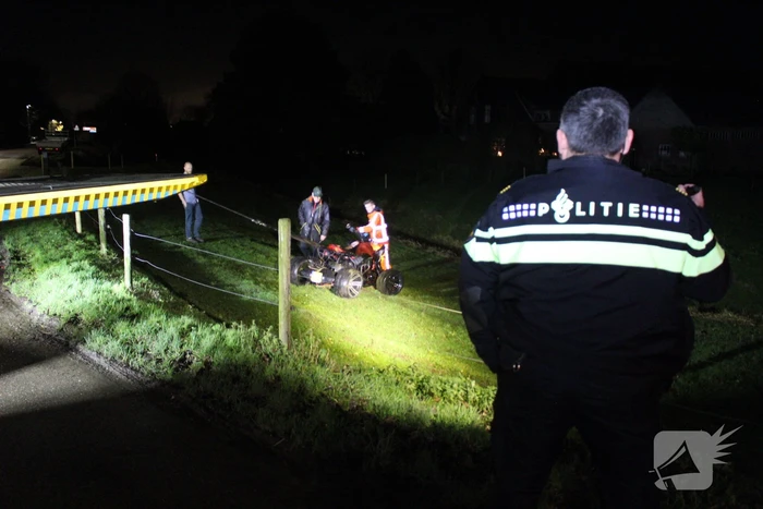 Quad rijdt door hekwerk en belandt in sloot