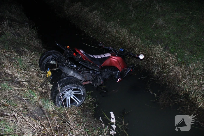 Quad rijdt door hekwerk en belandt in sloot