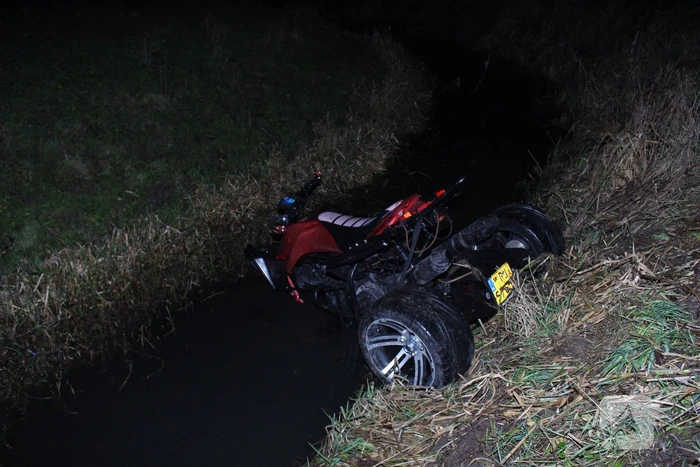 Quad rijdt door hekwerk en belandt in sloot