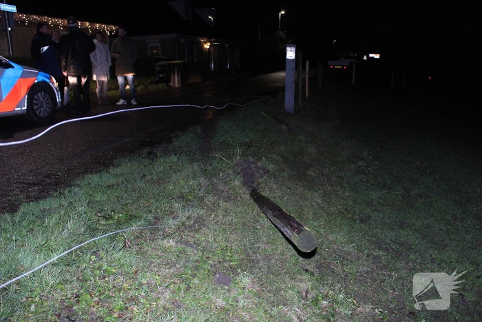 Quad rijdt door hekwerk en belandt in sloot