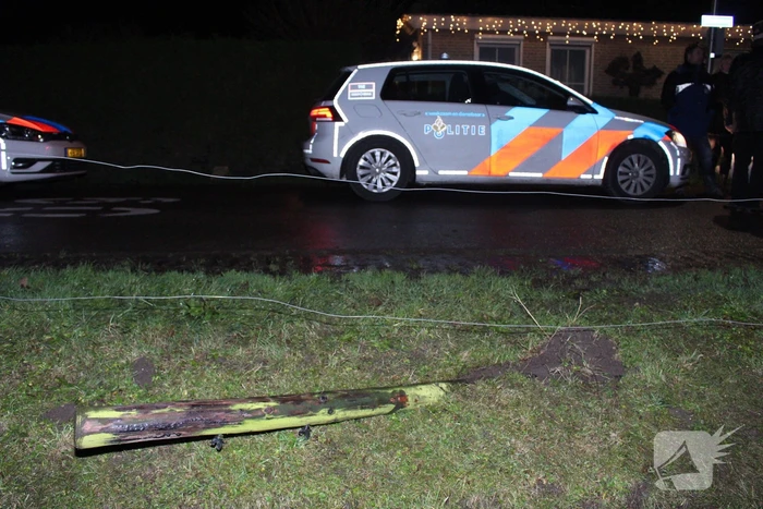 Quad rijdt door hekwerk en belandt in sloot