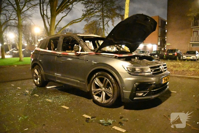 Geparkeerde auto verwoest door brand