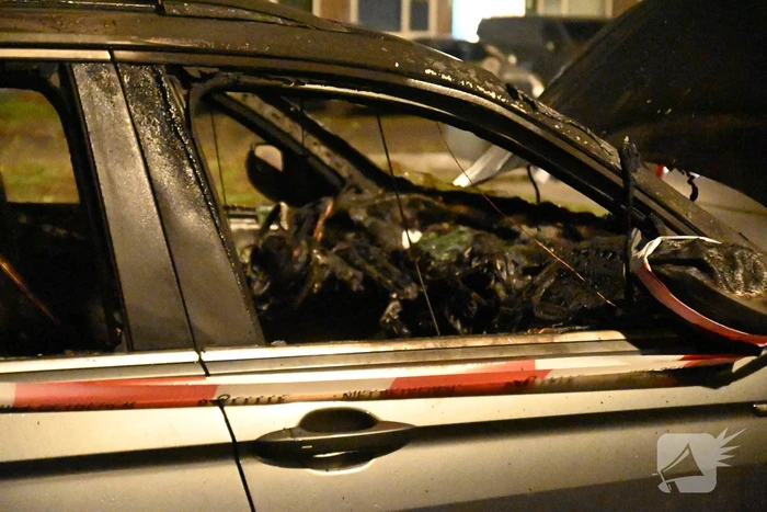 Geparkeerde auto verwoest door brand