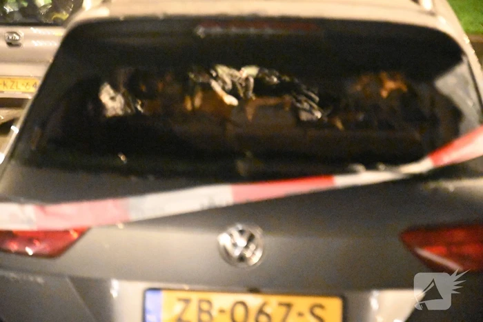 Geparkeerde auto verwoest door brand