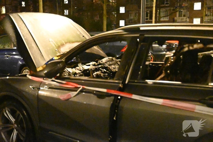 Geparkeerde auto verwoest door brand