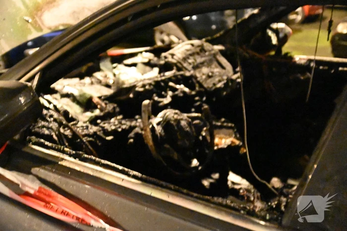 Geparkeerde auto verwoest door brand