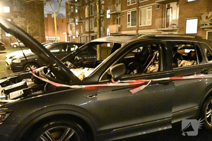 Geparkeerde auto verwoest door brand