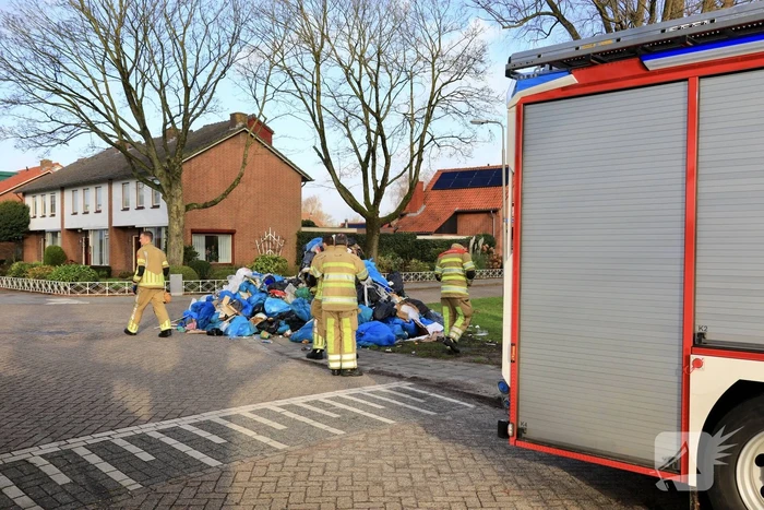 Vrachtwagen met restafval vat vlam