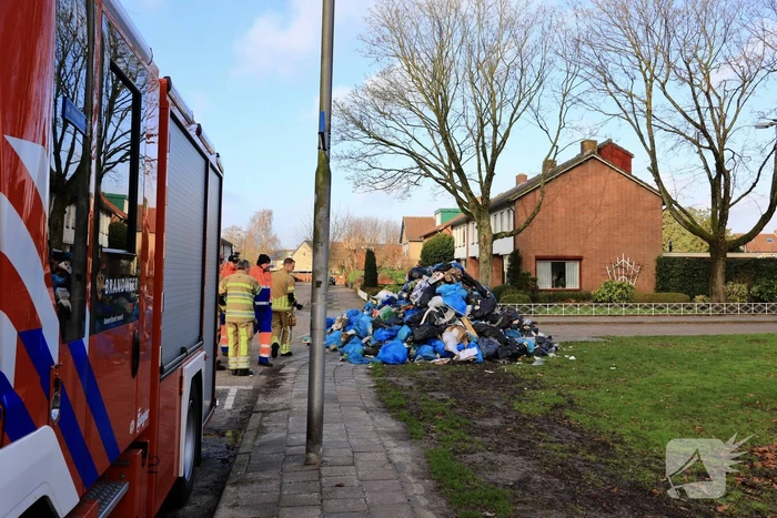 Vrachtwagen met restafval vat vlam