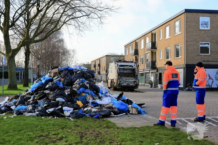 Vrachtwagen met restafval vat vlam