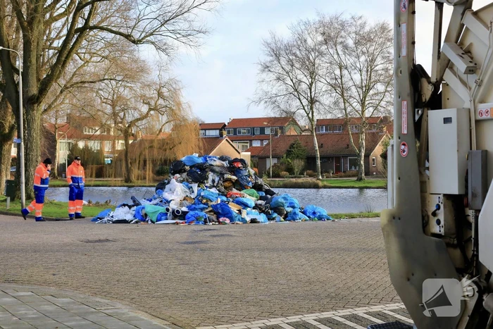 Vrachtwagen met restafval vat vlam
