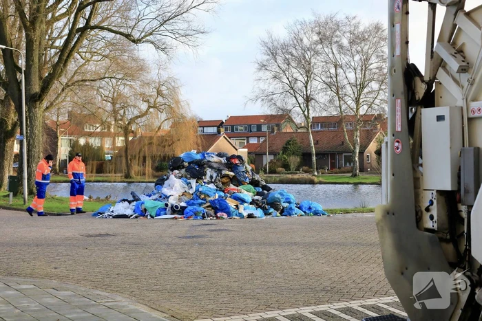 Vrachtwagen met restafval vat vlam