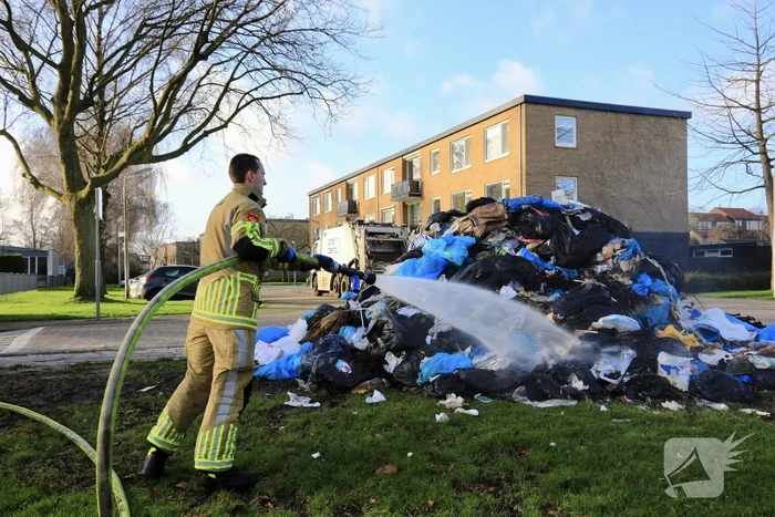 Vrachtwagen met restafval vat vlam