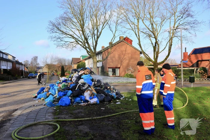 Vrachtwagen met restafval vat vlam