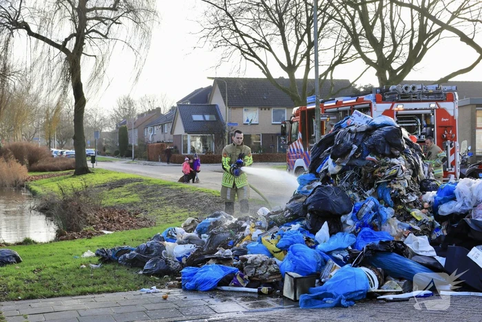 Vrachtwagen met restafval vat vlam