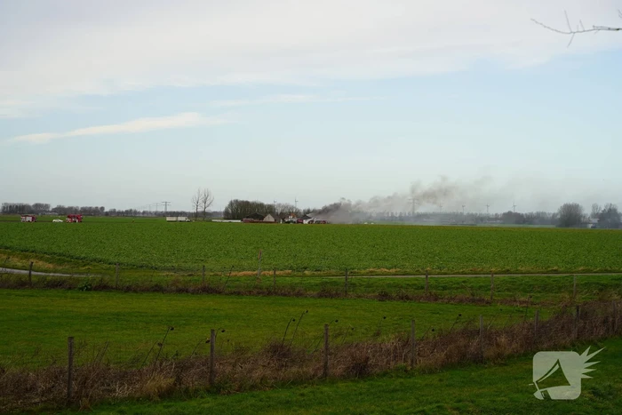 Grote uitslaande brand verwoest schuur