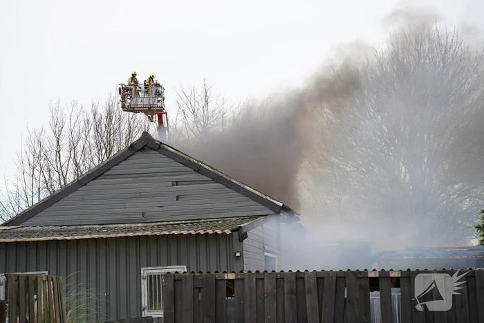 Grote uitslaande brand verwoest schuur