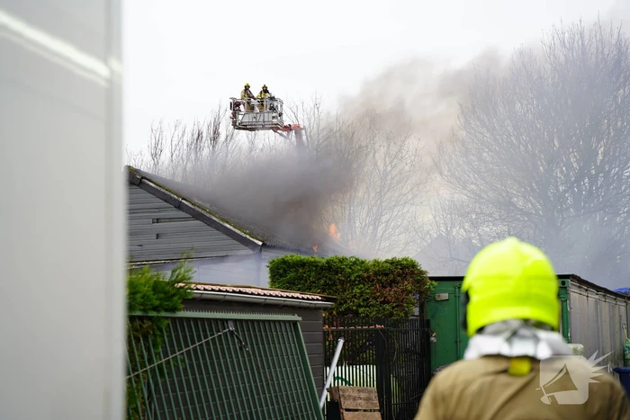 Grote uitslaande brand verwoest schuur