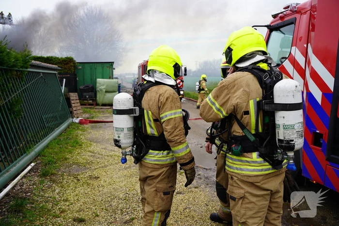 Grote uitslaande brand verwoest schuur