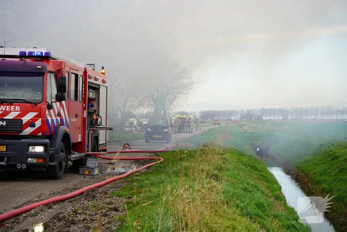 Grote uitslaande brand verwoest schuur
