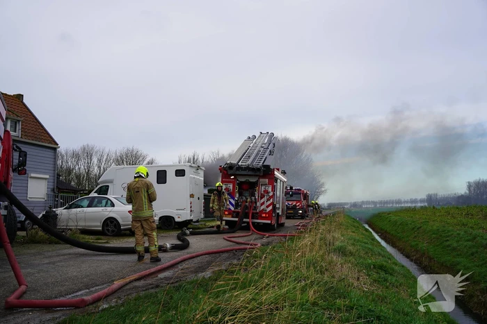 Grote uitslaande brand verwoest schuur