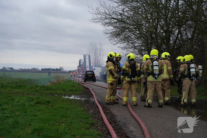 Grote uitslaande brand verwoest schuur