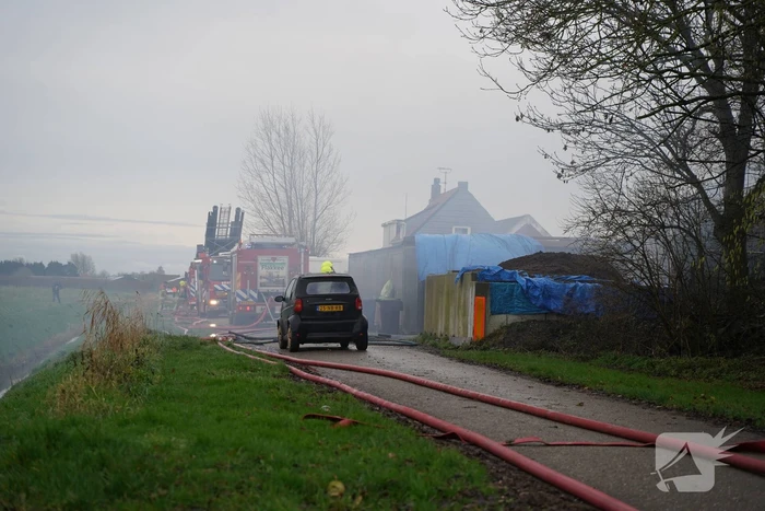 Grote uitslaande brand verwoest schuur
