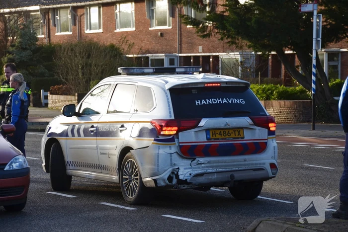 Auto van handhaving betrokken bij botsing