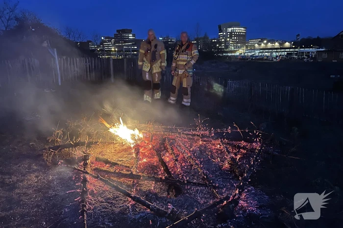 Stapel kerstbomen verwoest door brand