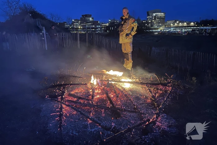 Stapel kerstbomen verwoest door brand