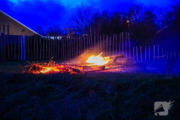Stapel kerstbomen verwoest door brand