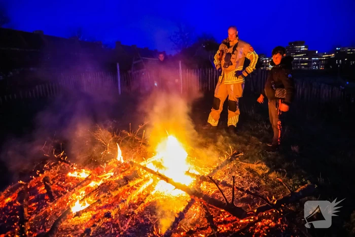 Stapel kerstbomen verwoest door brand