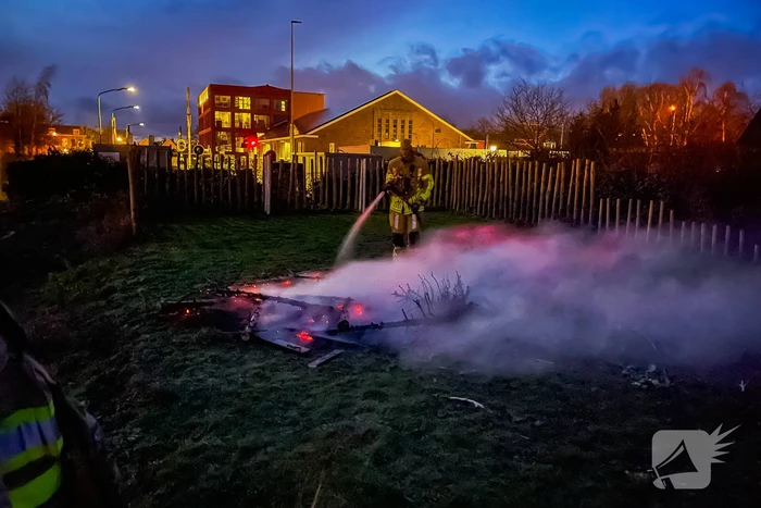 Stapel kerstbomen verwoest door brand