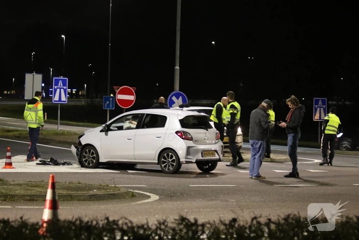 Botsing tussen twee auto's onderaan snelweg