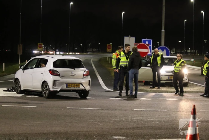 Botsing tussen twee auto's onderaan snelweg