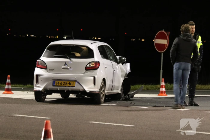 Botsing tussen twee auto's onderaan snelweg