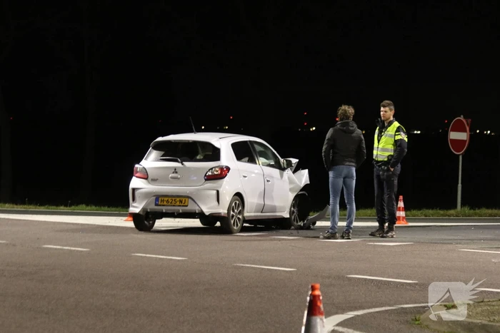 Botsing tussen twee auto's onderaan snelweg
